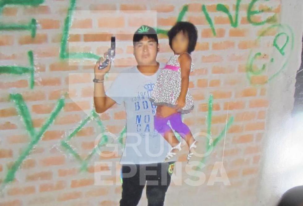 Piura: Encuentran fotos de niños con armas en casa de narcotraficante