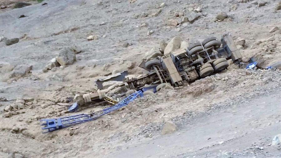 Grúa hidráulica se va al barranco de 30 metros en la Costanera Norte