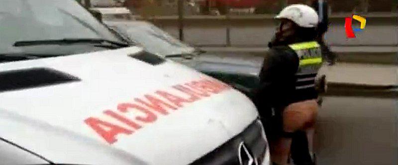 ​Policía se lleva a comisaría a ambulancia que trasladaba de emergencia a una anciana