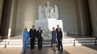 AMLO homenajea a Lincoln y Benito Juárez en inicio de visita a Washington (FOTOS)