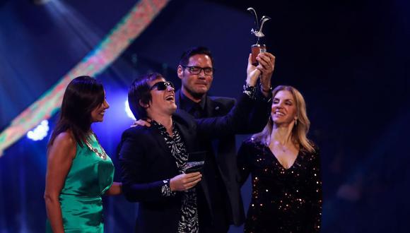 El cantante argentino Nahuel Pennisi recibe el premio de la competencia folclórica el viernes, 28 de febrero de 2020, en el Festival Internacional de la Canción de Viña del Mar en Chile. EFE/Alberto Valdés