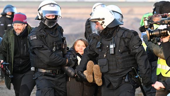 Los agentes de policía sacan a la activista climática sueca Greta Thunberg (C) de un grupo de manifestantes y activistas en Erkelenz, Alemania occidental, el 17 de enero de 2023, mientras continúan las manifestaciones contra la extensión de una mina de carbón en el pueblo cercano de Luetzerath. (Foto de Federico Gambarini / dpa / AFP)