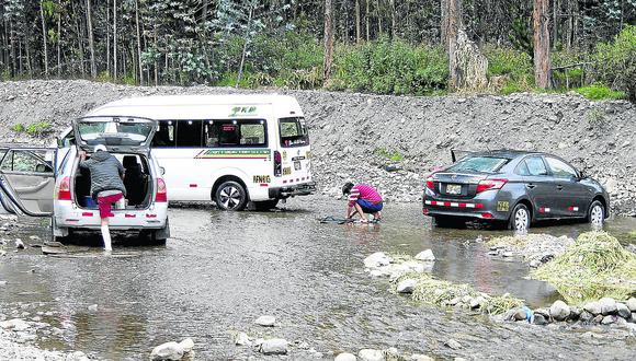 Convierten a río de Pucará en lavadero de varios vehículos
