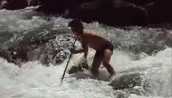 Áncash: Hombre desafía a las aguas heladas de río Quitaracza (VÍDEO) 