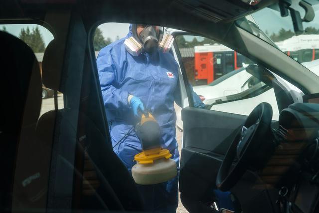 Un trabajador del Ayuntamiento de Burgos desinfecta un taxi en Burgos, en el norte de España. (Foto: AFP/Cesar Manso)