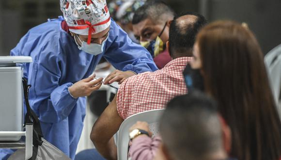 Más de 11,6 millones de personas han completado el esquema de vacunación anticovid en Colombia, lo cual representa el 30% de la meta de tener 35 millones de personas totalmente inmunizadas para diciembre. (Foto:  Joaquin SARMIENTO / AFP)