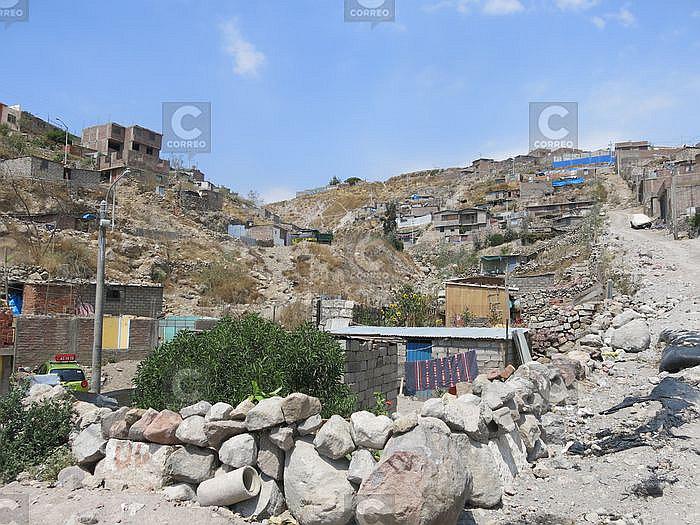 Murió una persona cubierta por lodo, pero pobladores continúan en zona de riesgo