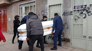 Juliaca: Protestan en puerta de discoteca ilegal cargando féretro de joven asesinada