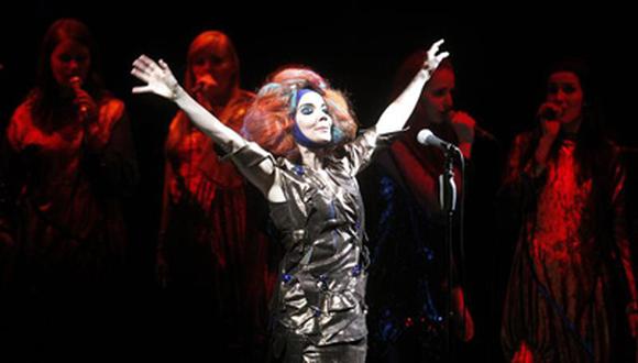 Björk volverá a cantar en el 2013 tras operación en la garganta