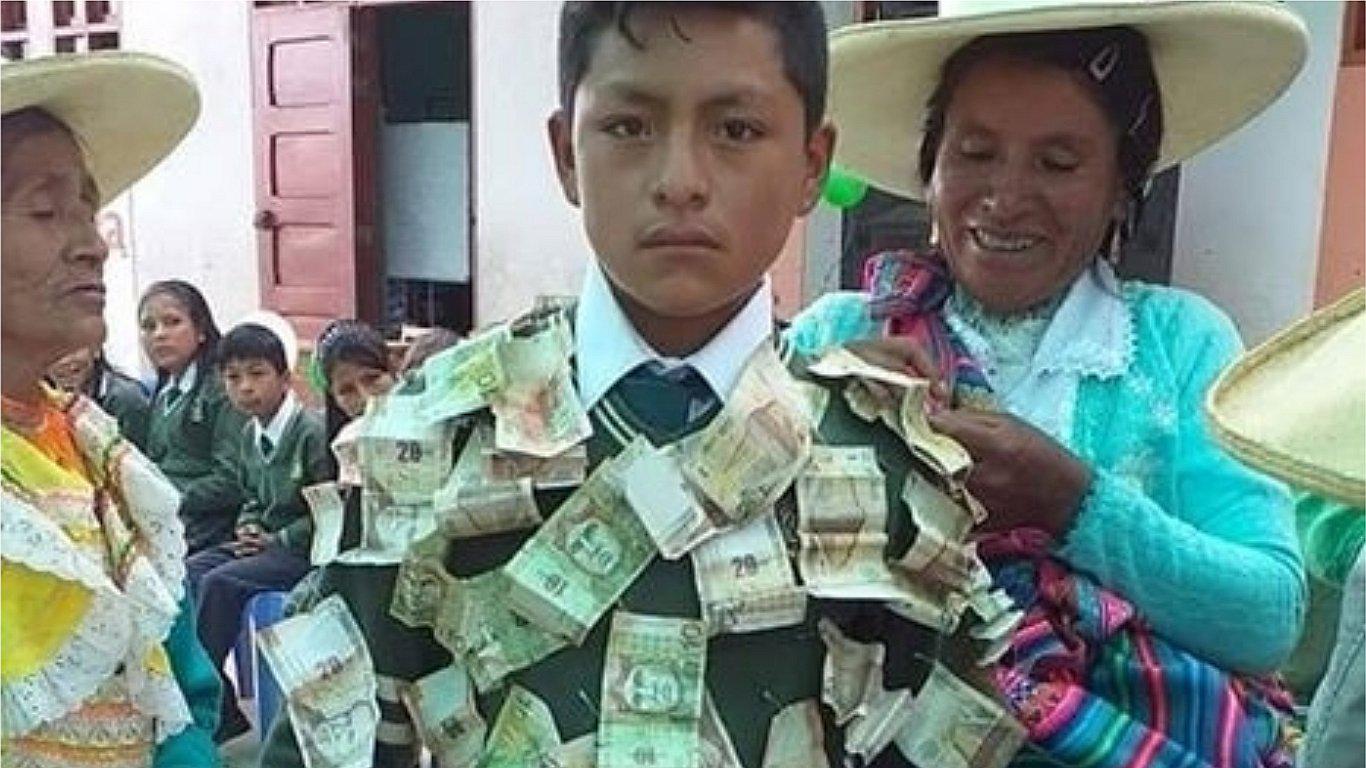 "Bañan en dinero" a escolares durante la ceremonia de promoción 