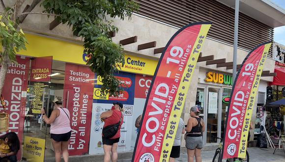 Tourists queue outside a Covid-19 test center in Playa del Carmen, Mexico, on October 28, 2021. (Photo by Daniel SLIM / AFP)
