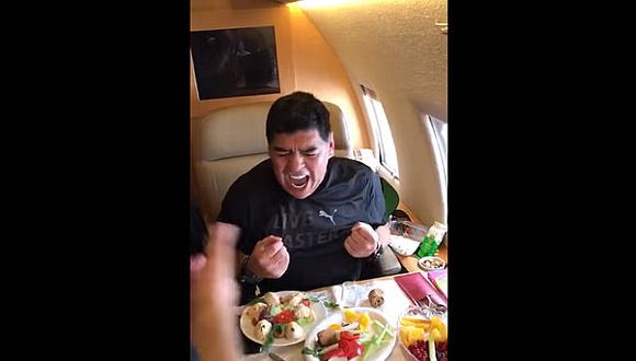 ​Diego Maradona: esta es su extravagante reacción tras beber alcohol en avión privado (VIDEO)