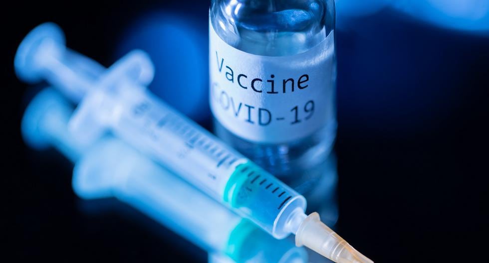 Esta imagen tomada el 17 de noviembre de 2020 muestra una jeringa y un frasco que dice "Vaccine Covid-19". (JOEL SAGET / AFP).