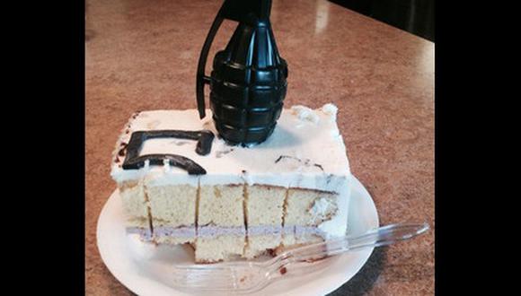 Charlie Sheen "regala" torta con una "granada" a su Brooke Mueller 