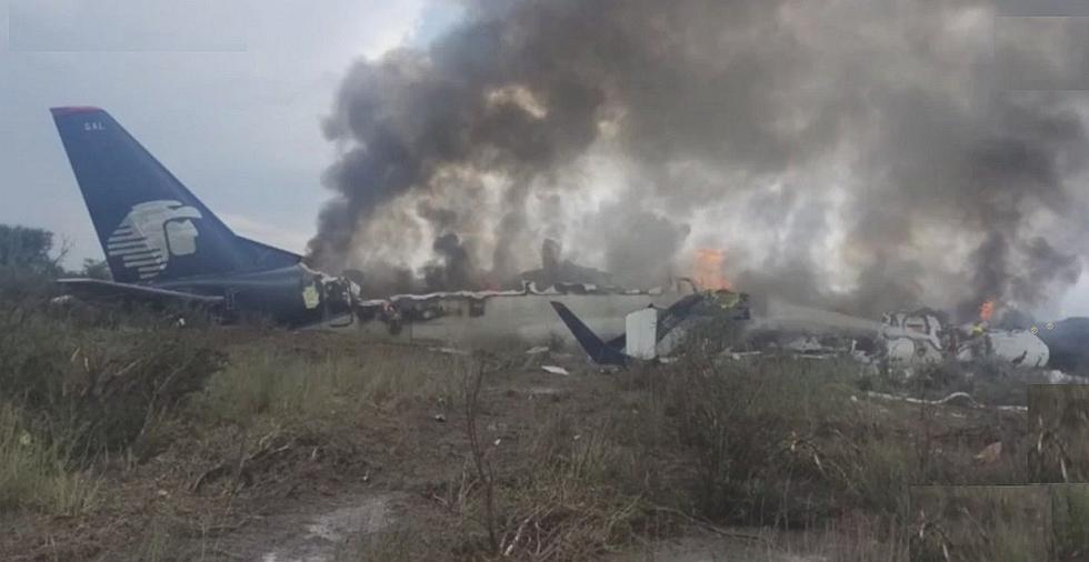 México: Las primeras imágenes de accidente de avión con pasajeros tras despegar de aeropuerto