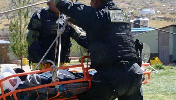 Puno: Policía y bomberos rescataron a joven que cayó de puente