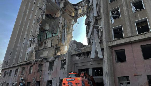 Rescatistas realizando operaciones de búsqueda y desmantelando los escombros de un edificio gubernamental en Mikolaiv, que fue alcanzado por cohetes rusos el día anterior. (Foto: Ukrainian State Emergency Service / AFP)