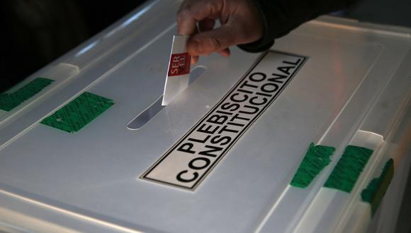 Un hombre emite su voto durante un referéndum para aprobar o rechazar una nueva Constitución en un colegio electoral en Santiago, el 4 de septiembre de 2022. (Foto de CLAUDIO REYES / AFP)