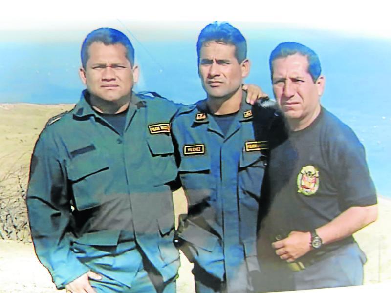 Fue dado de baja, pero usa uniforme policial