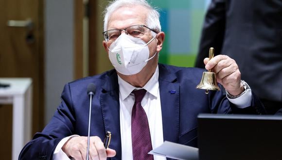 El Alto Representante de la Unión Europea para Asuntos Exteriores y Política de Seguridad, Josep Borrell, hace sonar el balón antes del inicio de una reunión del Consejo de Asuntos Exteriores en la sede de la UE en Bruselas el 21 de febrero de 2022. (Foto: Kenzo TRIBOUILLARD / AFP)