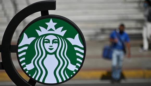 El logo de Starbucks se ve en un supermercado del distrito de Las Mercedes en Caracas, el 23 de diciembre de 2021. (Foto de Federico PARRA / AFP)