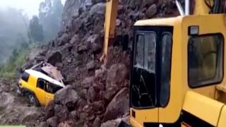 Conductor quedó atrapado en su auto tras caída de rocas en Cajamarca: “Fue muy duro para mí” (VIDEO)