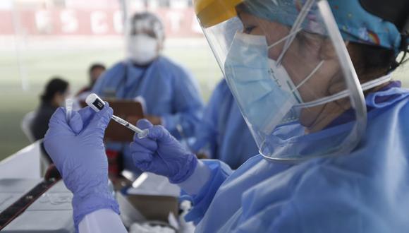 El Ministerio de Salud detalló que algunas personas “han intentado sorprender a las brigadas con certificados falsos de enfermedades raras” para ser inmunizados contra el COVID-19. (Foto : Jorge Cerdan / @photo.gec)