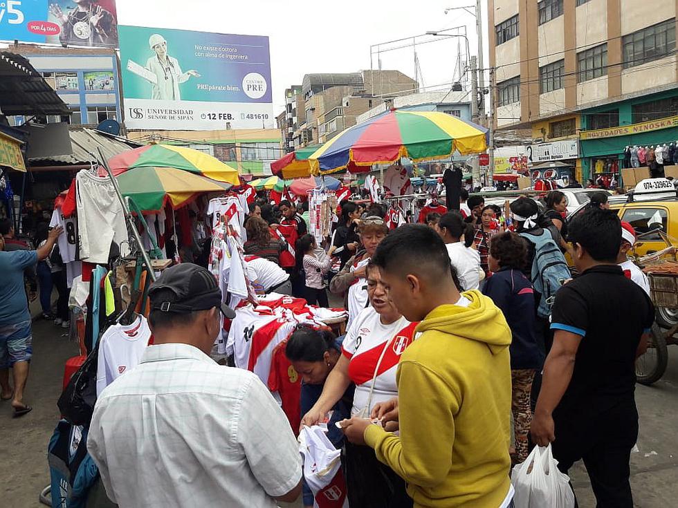 Calles de Chiclayo quedan vacías, familias enteras ven el debut de Perú en el Mundial