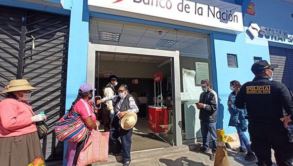 ​Jubilados pueden cobrar en cajeros y sedes del Banco de la Nación| Foto: Leonardo Cuito