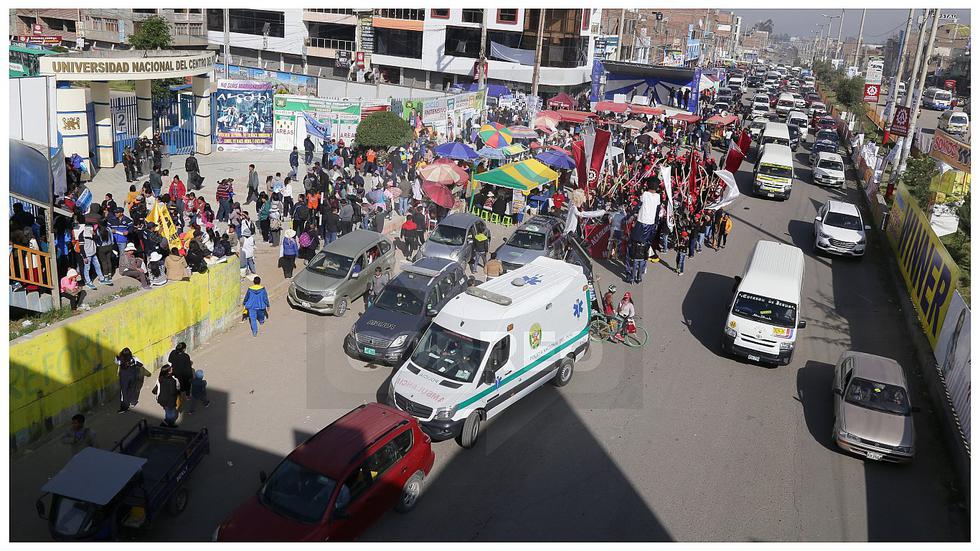 Postulante escala rejas y salta al interior de universidad para rendir examen (FOTOS)