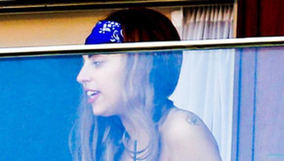 Lady Gaga aparece topless en el balcón de su hotel en Brasil