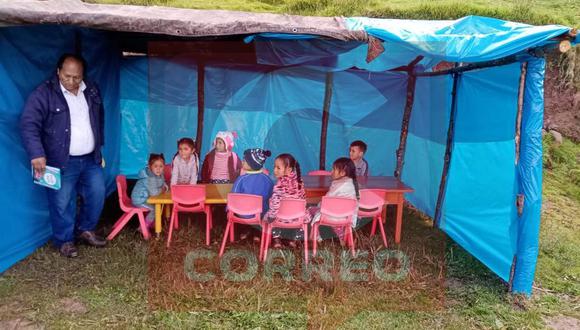 Niños de inicial de la Institucion Educativa N° 376 San Francisco de Catas reciben sus clases en aulas construidas con plástico y palos./ Foto: Correo