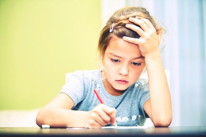 Estudio revela que niños que reciben más cariño son más inteligentes