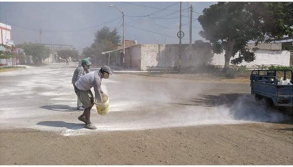 La Libertad: Vecinos limpian con cal las calles para proteger a la población del COVID-19 