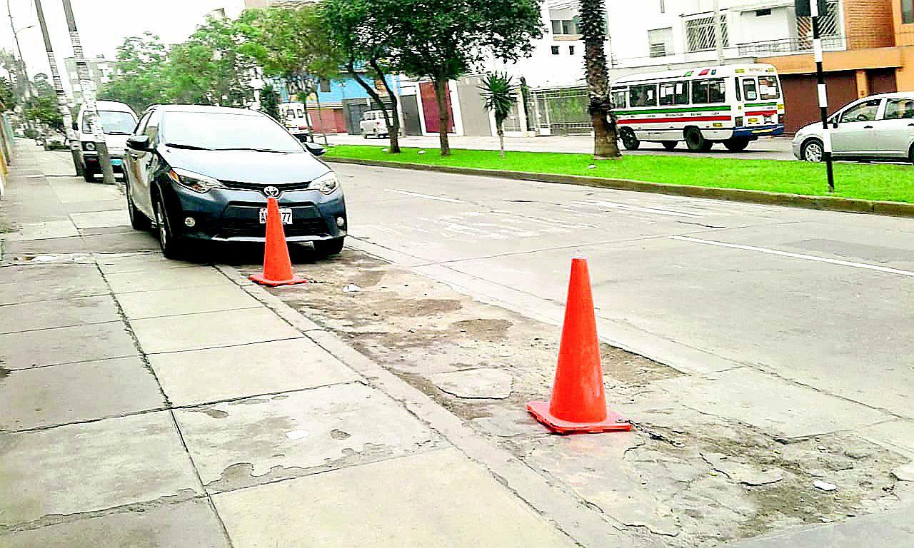 Usan conos para adueñarse de espacios en el Cercado de Lima 