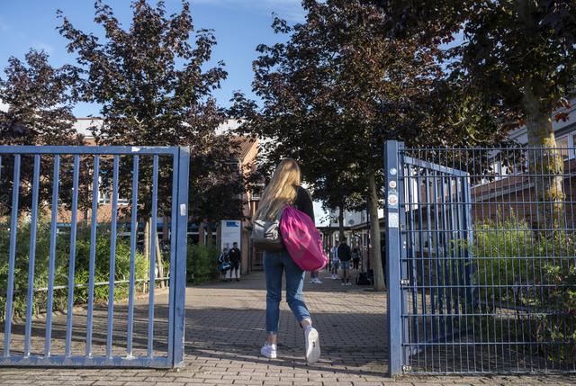 Un estudiante se dirige a la escuela Christophorusschule, en Rostock, norte de Alemania, después de las vacaciones de verano, en el estado alemán de Mecklemburgo-Antepomerania Occidental. (Foto por John MACDOUGALL / AFP)