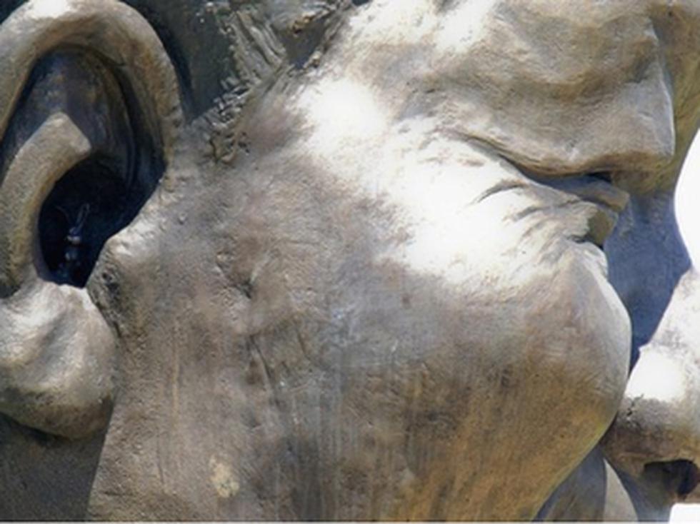 Escultores se disculpan tras añadir un conejo en una estatua de Mandela