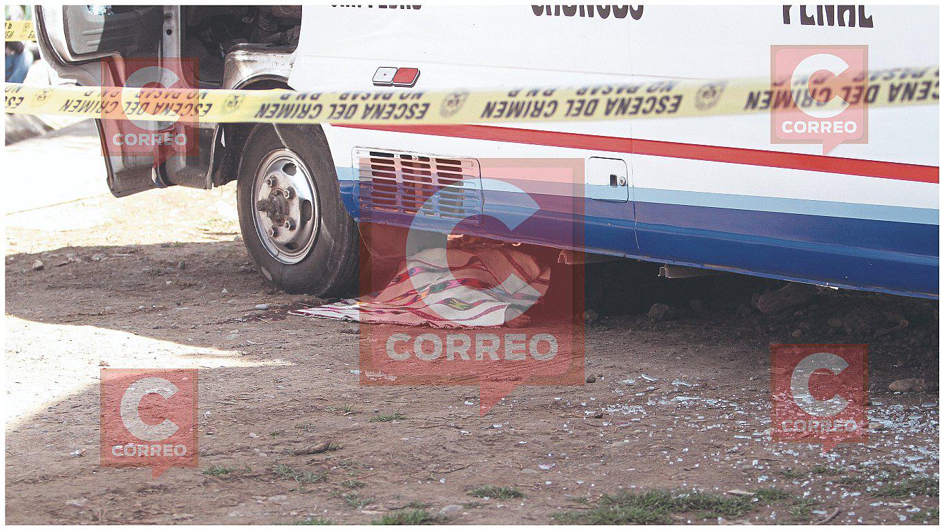 ​Cobradora se baja de combi para no chocar y cúster la mata