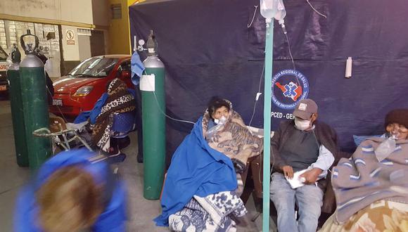 ​Tratan a pacientes con coronavirus en el patio del hospital por falta de camas