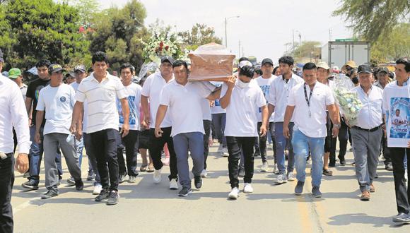 Familiares y amigos caminaron más de 10 kilómetros para sepultar al hijo del fundador e integrante de la orquesta Cantaritos de Oro.