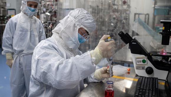 La imagen muestra a científicos del laboratorio Sinovac Biotech en China. (Foto: NICOLAS ASFOURI / AFP / Referencial).