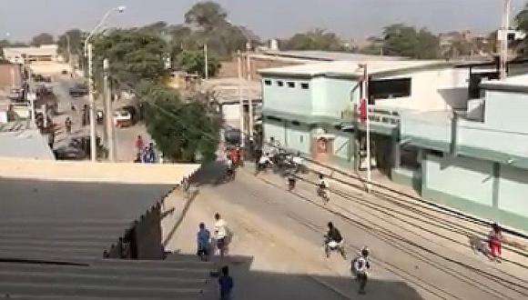 Turba ataca a pedradas comisaría tras muerte de presunto delincuente (VIDEO)