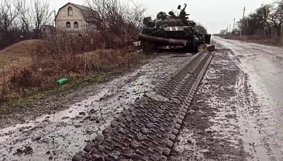 Esta captura de pantalla obtenida de un video publicado por el Ministerio de Defensa de Rusia el 4 de marzo de 2022 muestra un tanque del ejército ucraniano destruido en el asentamiento de Gnutovo en las afueras de Mariupol. (Foto: Russian Defence Ministry / AFP)