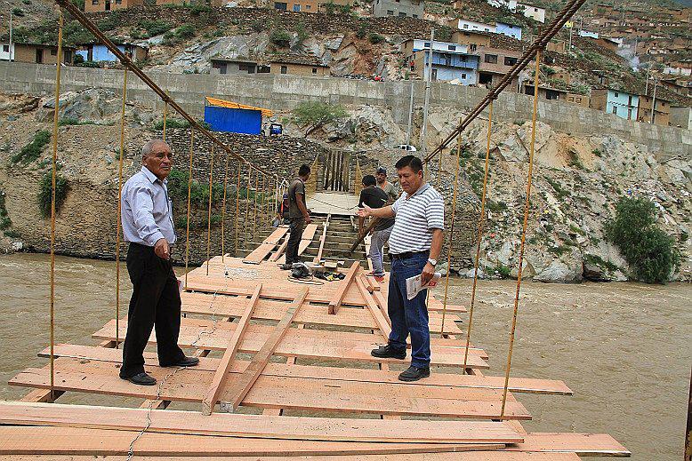 Después de 30 años pobladores de Huayopampa refaccionan antiguo puente colgante