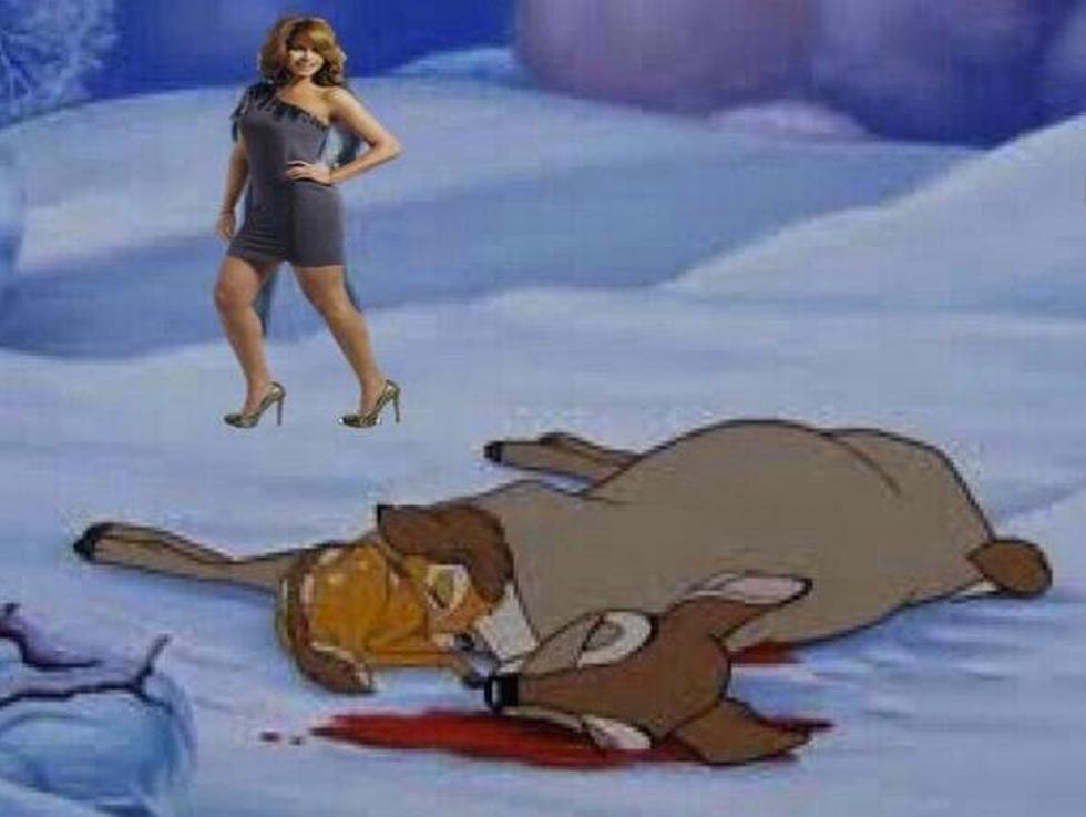 Con memes critican a Lucero por tomarse fotos con un animal cazado