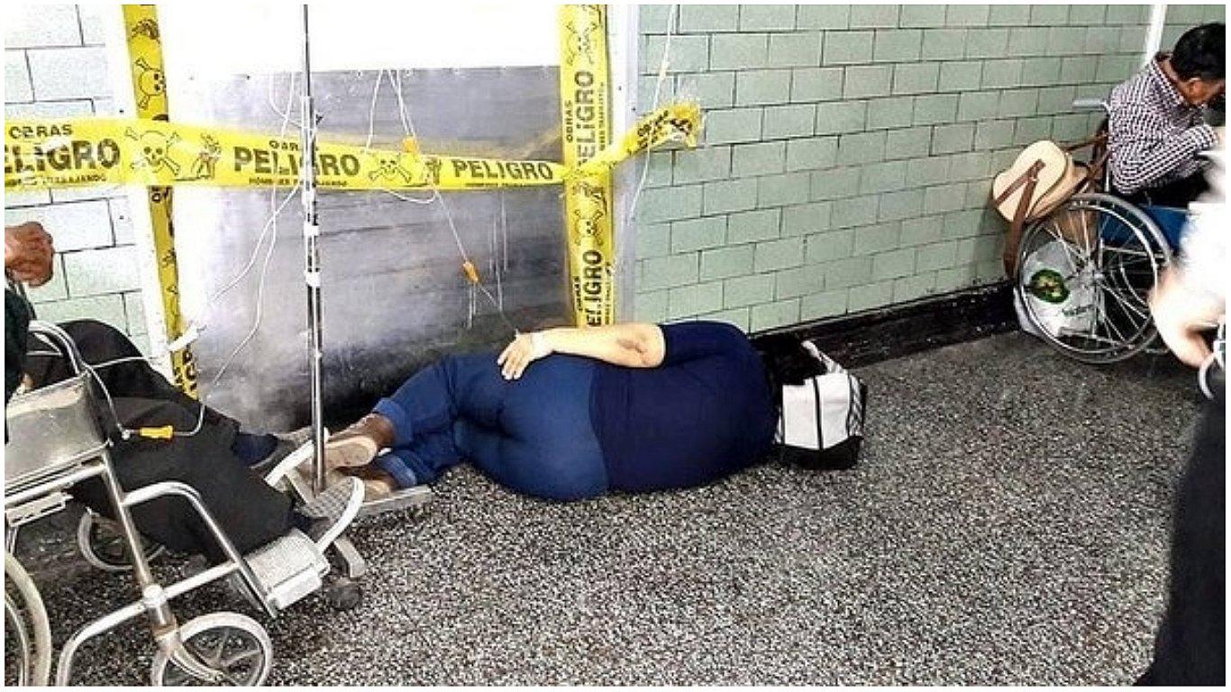 Investigan caso de paciente que esperó atención en pasadizo