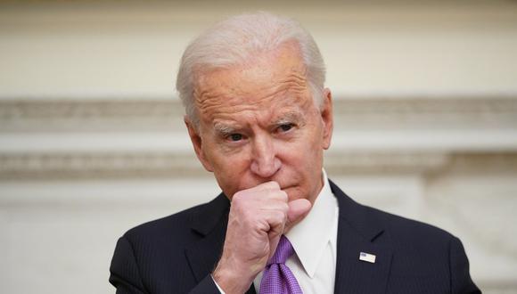Biden recientemente firmó un decreto que confirma que Estados Unidos exigirá a quienes entren al país desde el extranjero hacerse una prueba de COVID-19 antes de volar, y hacer cuarentena después. (Foto: MANDEL NGAN / AFP)