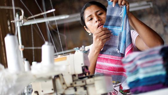 Madres peruanas trabajan más horas que los hombres según un estudio 
