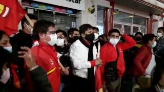 Perú Libre sale en marcha “pacífica” en Huancayo y arrojan huevos y pintura a periodistas (VIDEO)
