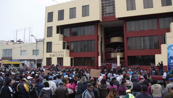 Comerciantes del mercado Dos de Mayo protestan contra su dirigente